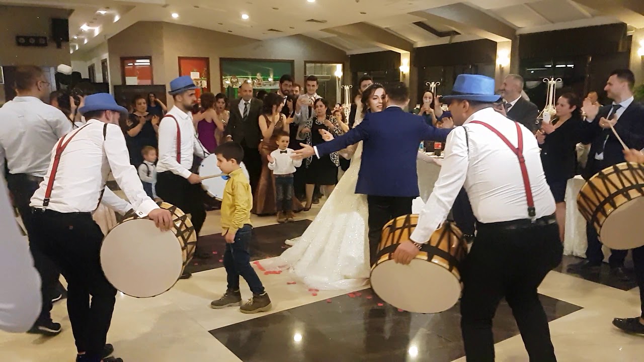 Düğünlerde Ritim Coşkusu: Davul Zurna Gösterisi